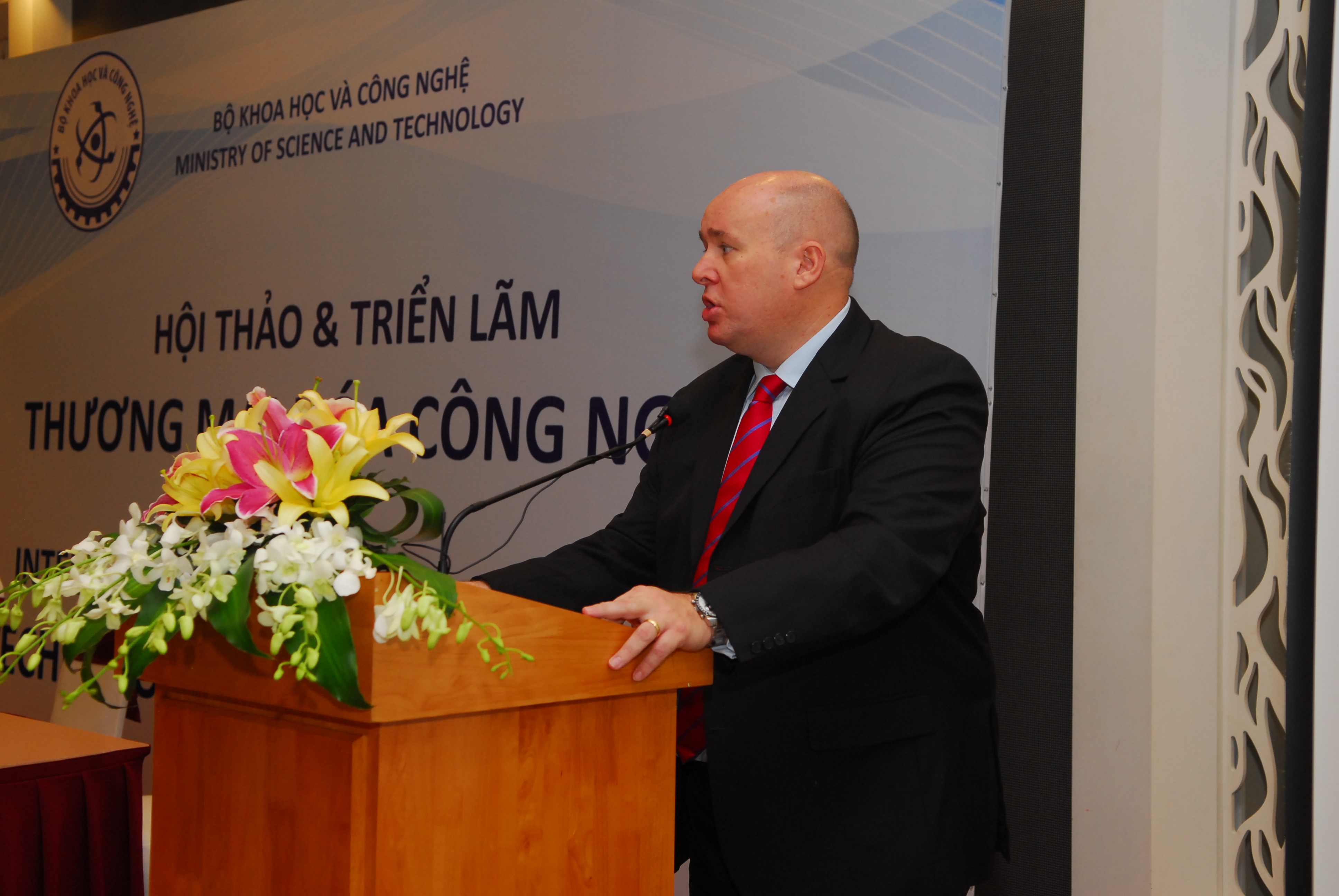 Ông Neill James, Phó Tổng lãnh sự Vương quốc Anh phát biểu tại hội thảo.